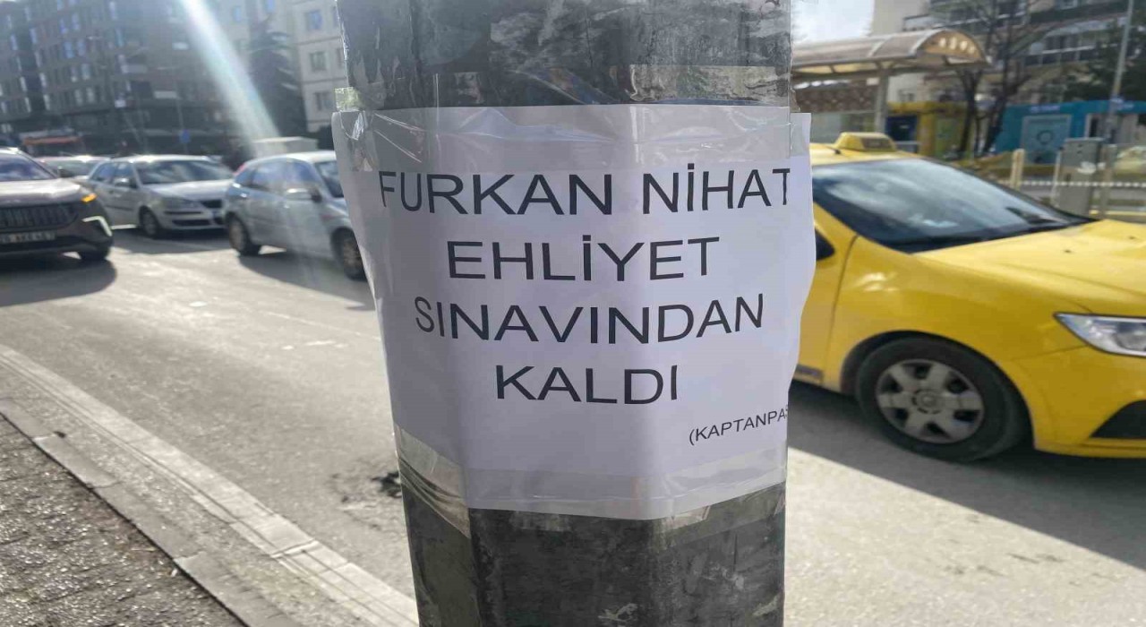 Kent merkezinde direğin üzerine yapıştırılan ilginç yazı dikkat çekti