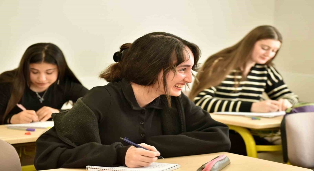 Kepez Belediyesinden başarılı öğrencilere VIP sınıf