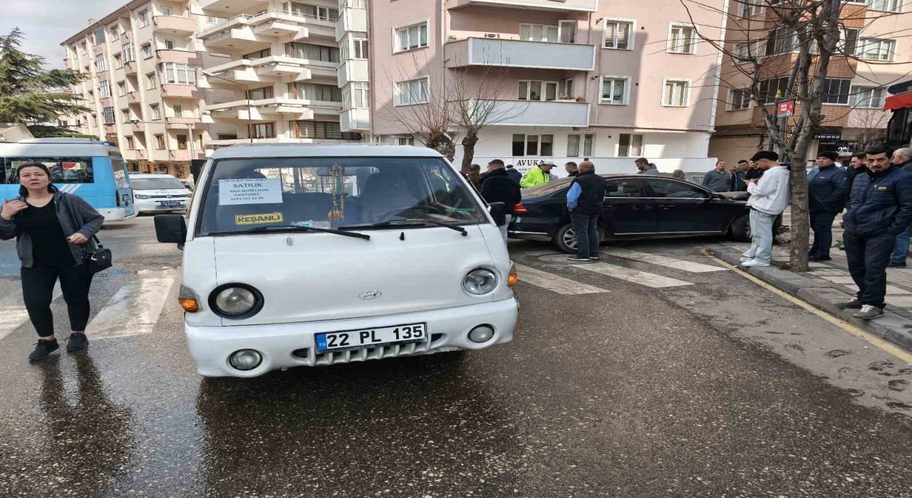 Keşanda aydınlatma direğine çarpan otomobilin sürücüsü yaralandı