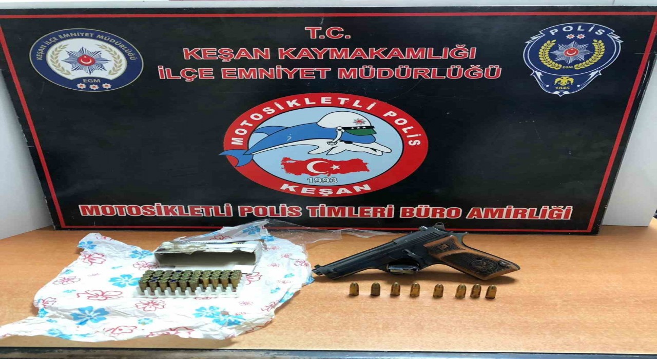 Keşanda otomobilde yapılan kontrolde ruhsatsız tabanca ele geçirildi