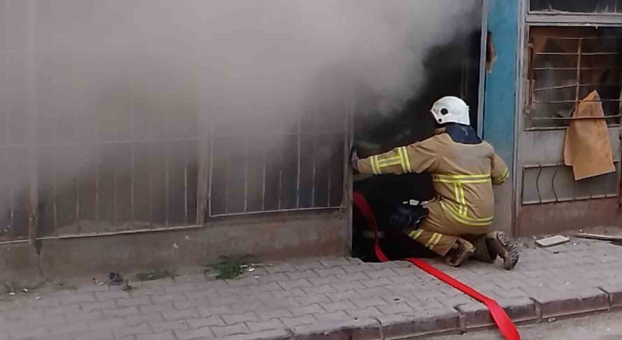 Kırıkkalede aynı saatte depo ve araç yangını