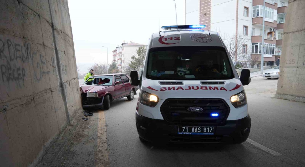 Kırıkkalede otomobil beton duvara çarptı: 2 ağır yaralı