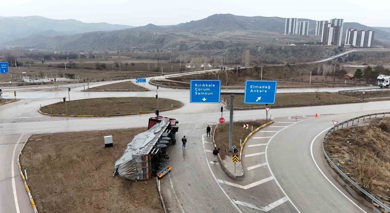 Kırıkkalede tır devrildi