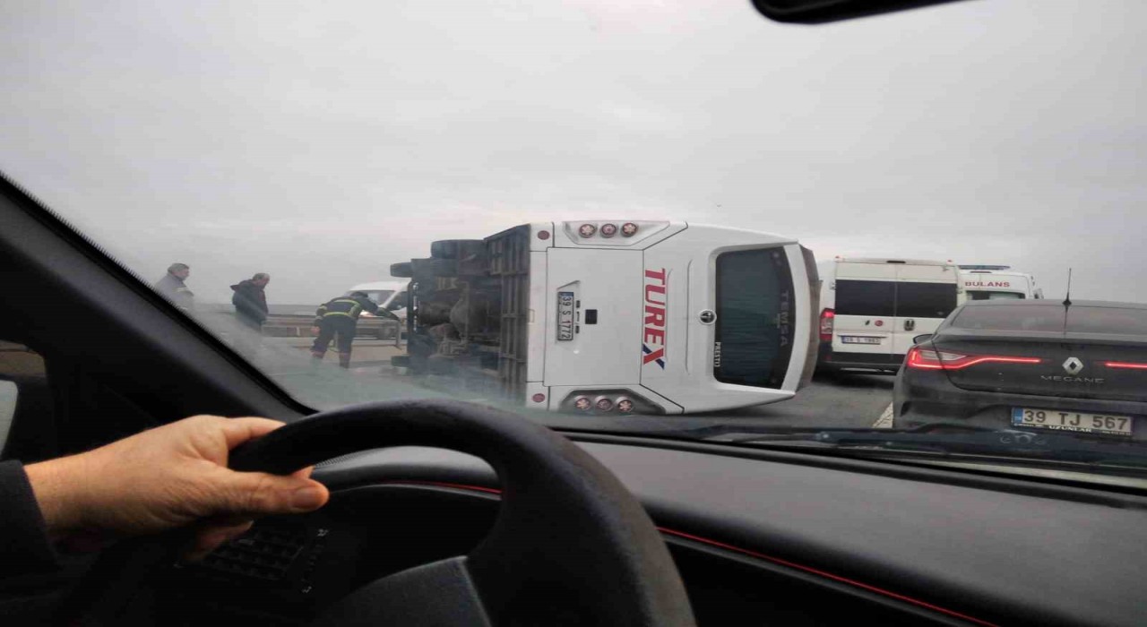Kırklarelinde işçileri taşıyan servis devrildi: 5 yaralı
