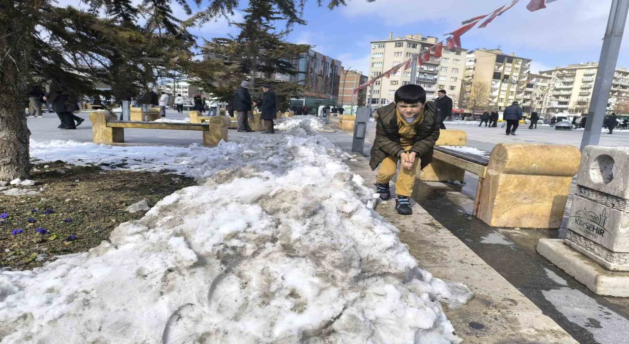 Kırşehirde çocukların kar sevinci kısa sürdü