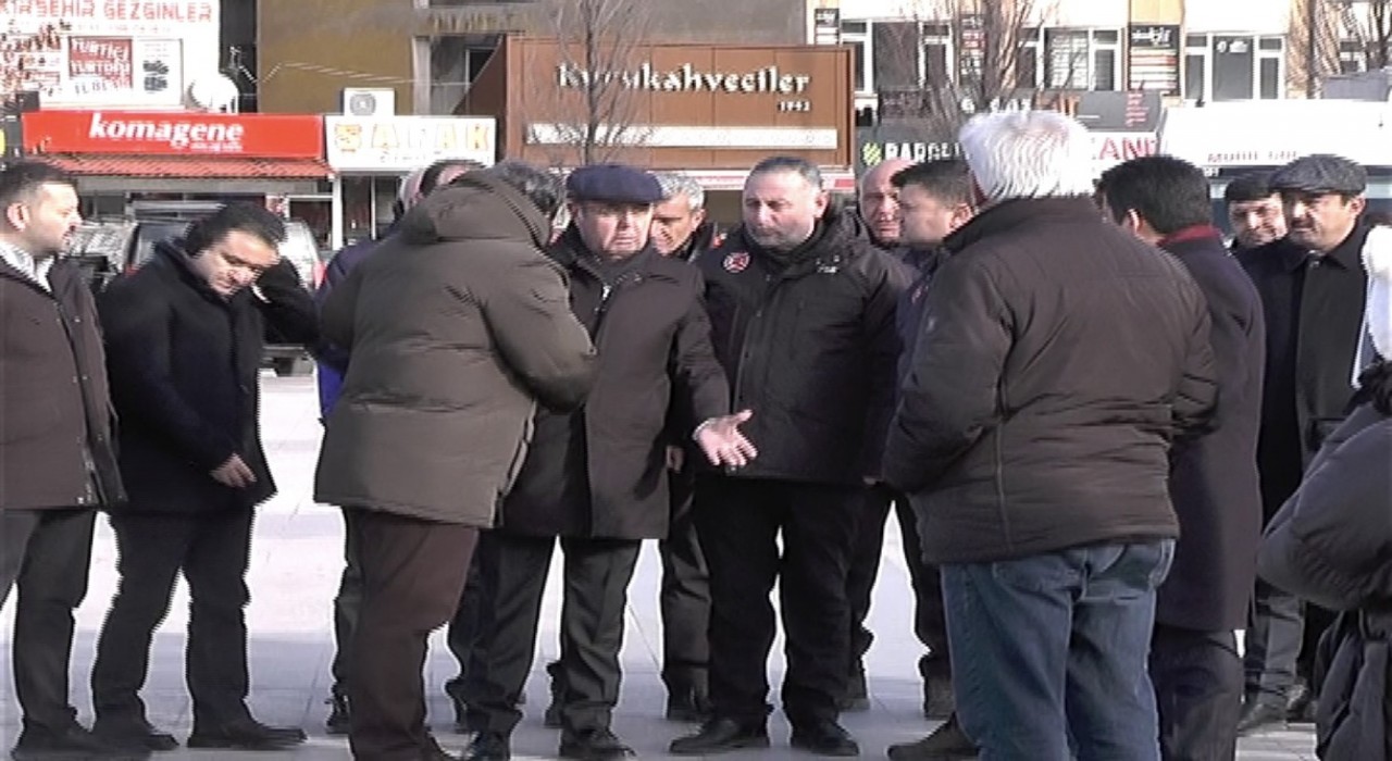 Kırşehirde deprem unutuldu, bayrak krizi yaşandı