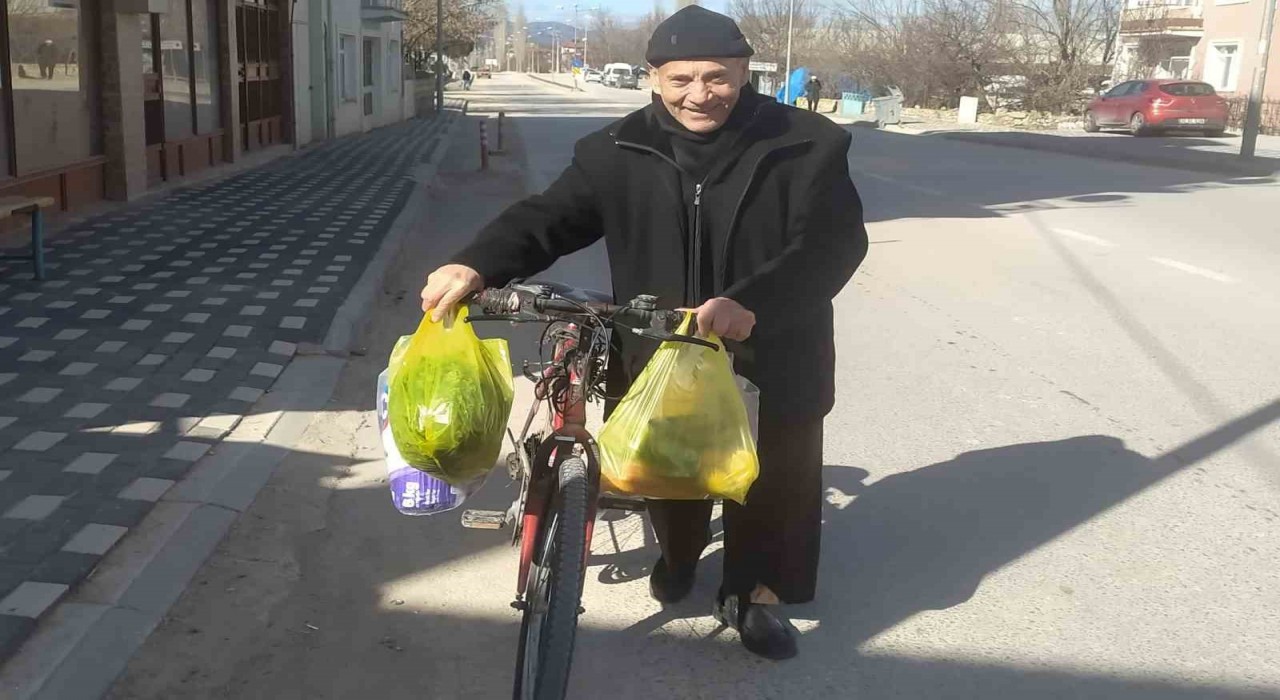 Kışın binemediği bisikleti pazar arabası olarak kullanıyor