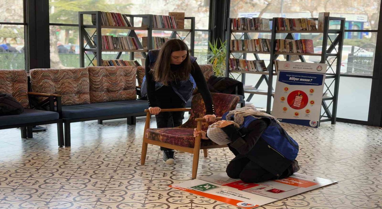 Kitap Kafede afet eğitimi verildi