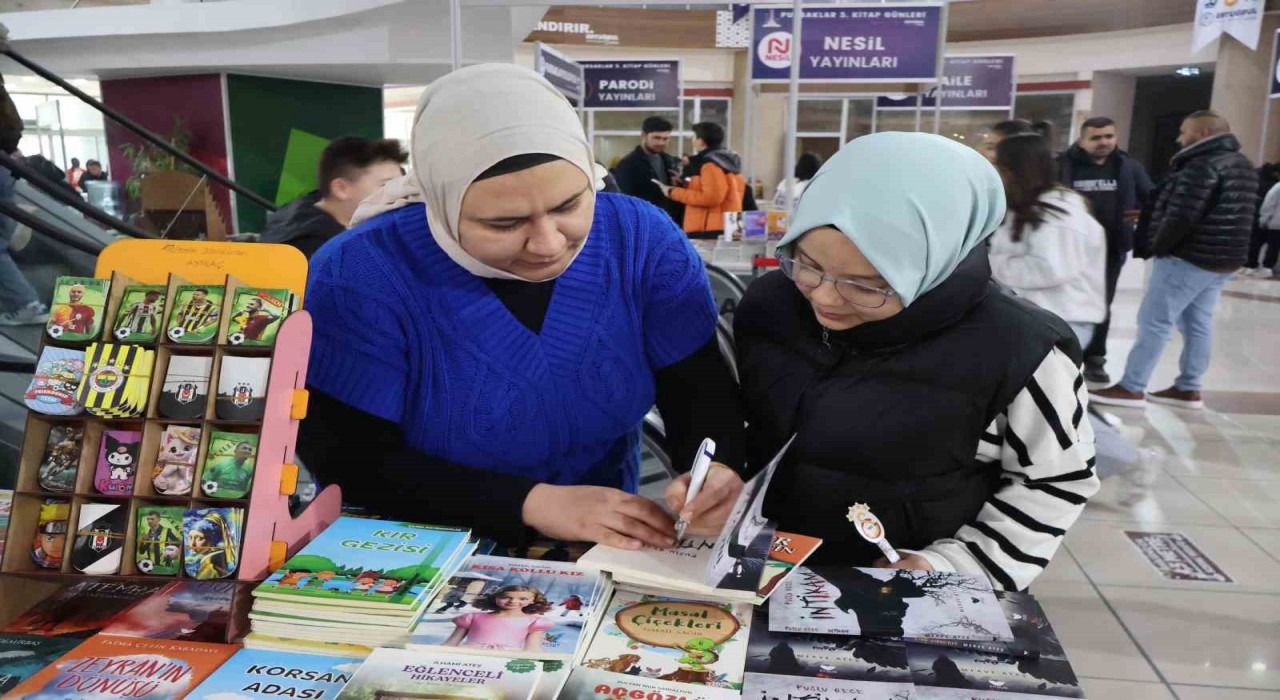 Kitap kurdu çocuklar Pursaklarda