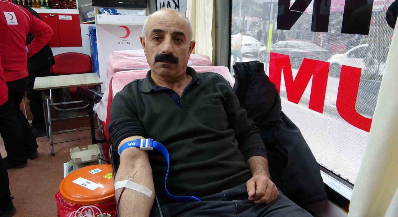 Kızılaya kan bağışlayanlara oyuncak hediye