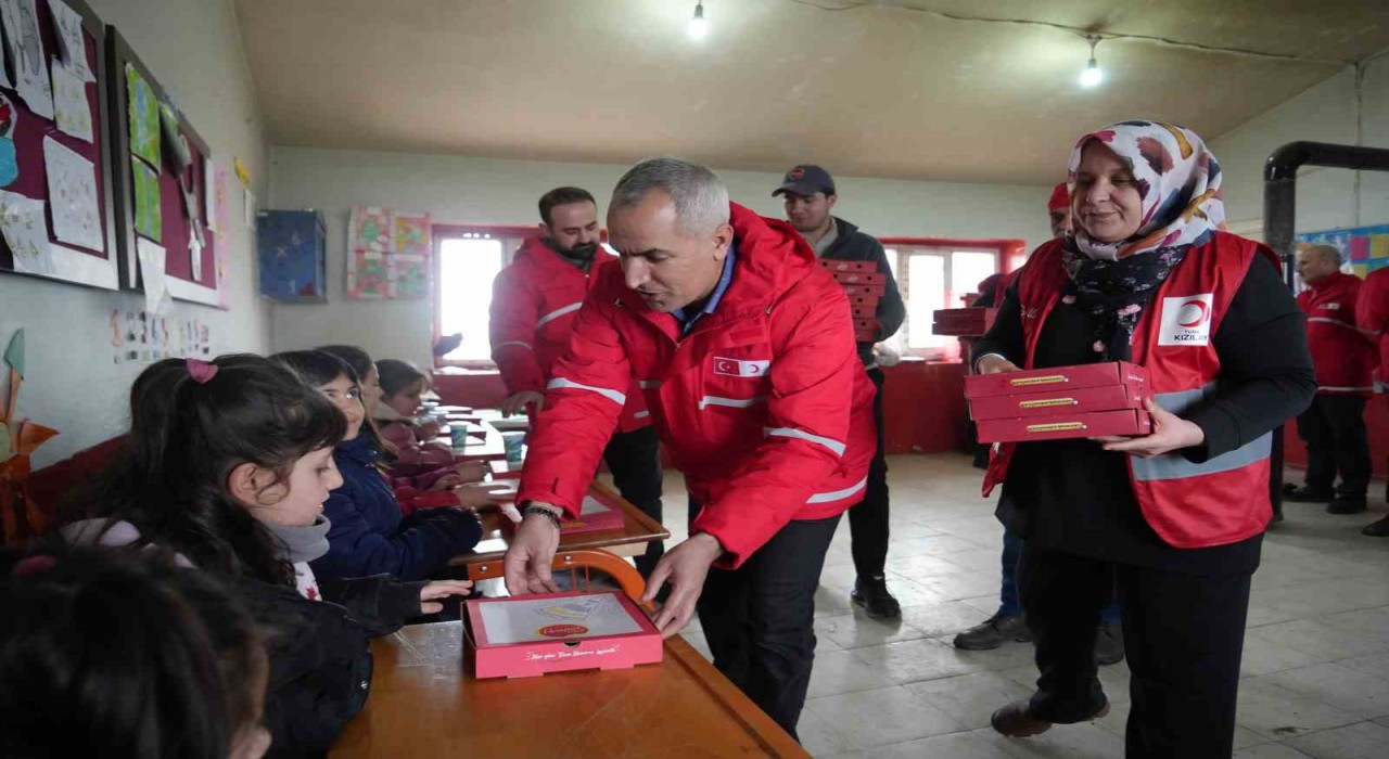 Kızılaydan köy çocuklarına sıcak dokunuş