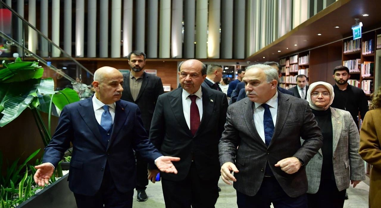 KKTC Cumhurbaşkanı Ersin Tatar, Fatih Merkez Kütüphanesini ziyaret etti