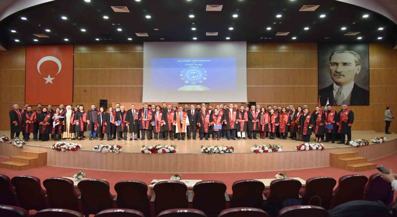KMÜde akademik performans ve cübbe giyme töreni