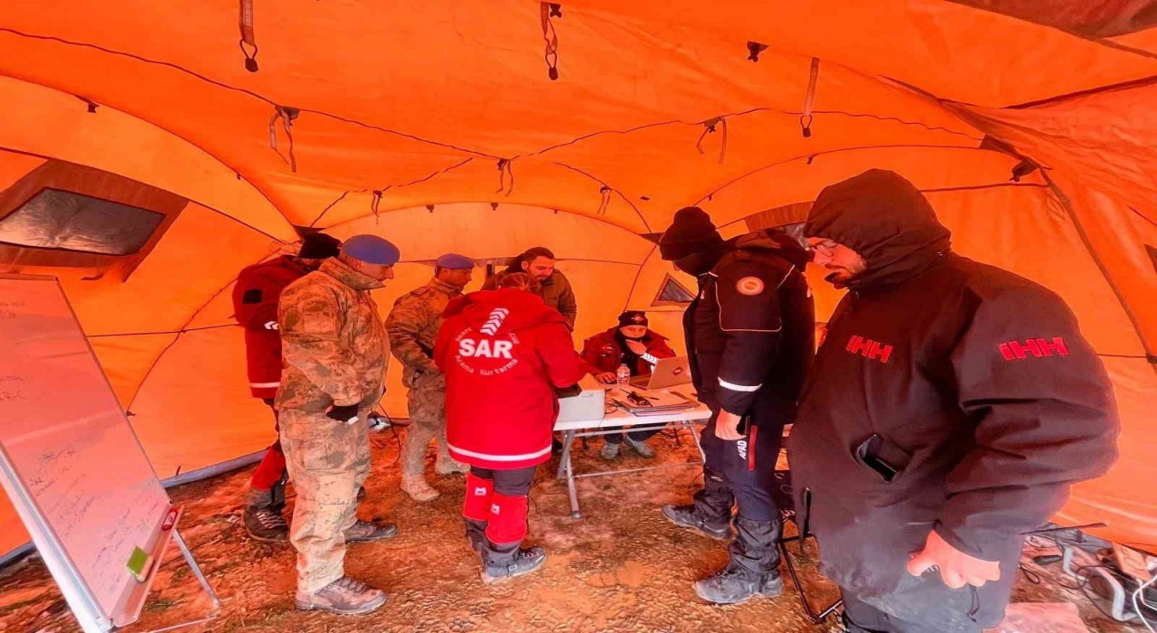 Kocaelide 5 gündür kayıp adamı kar yağışı altında arama çalışmaları sürüyor