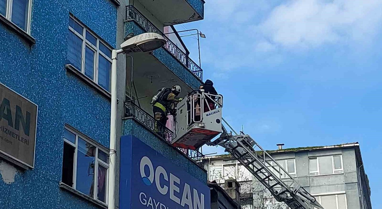 Kocaelide apartman deposunda çıkan yangında mahsur kalan 2 kadını itfaiye kurtardı