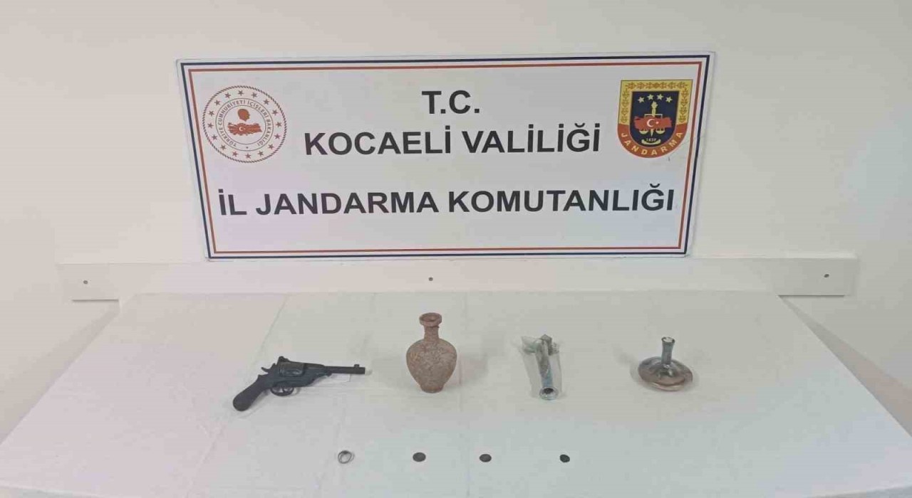 Kocaelide araçta tarihi eser ele geçirildi