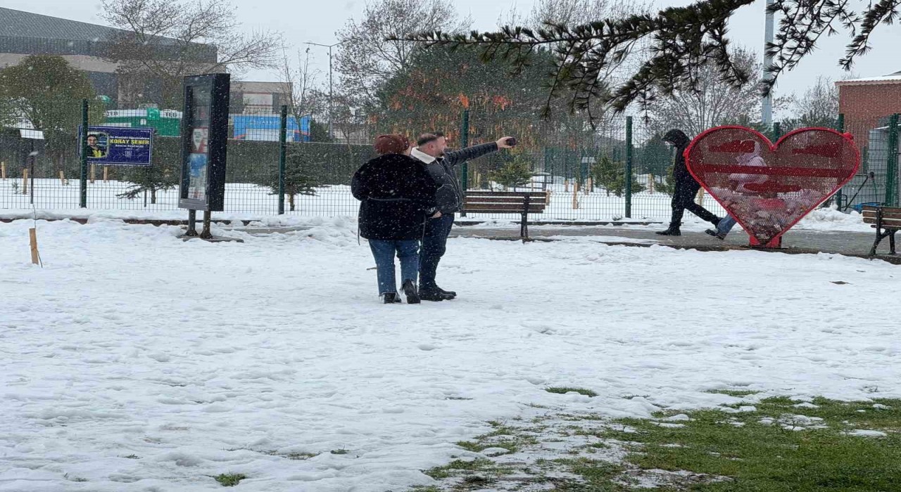 Kocaelide aralıklarla kar yağışı etkili oldu