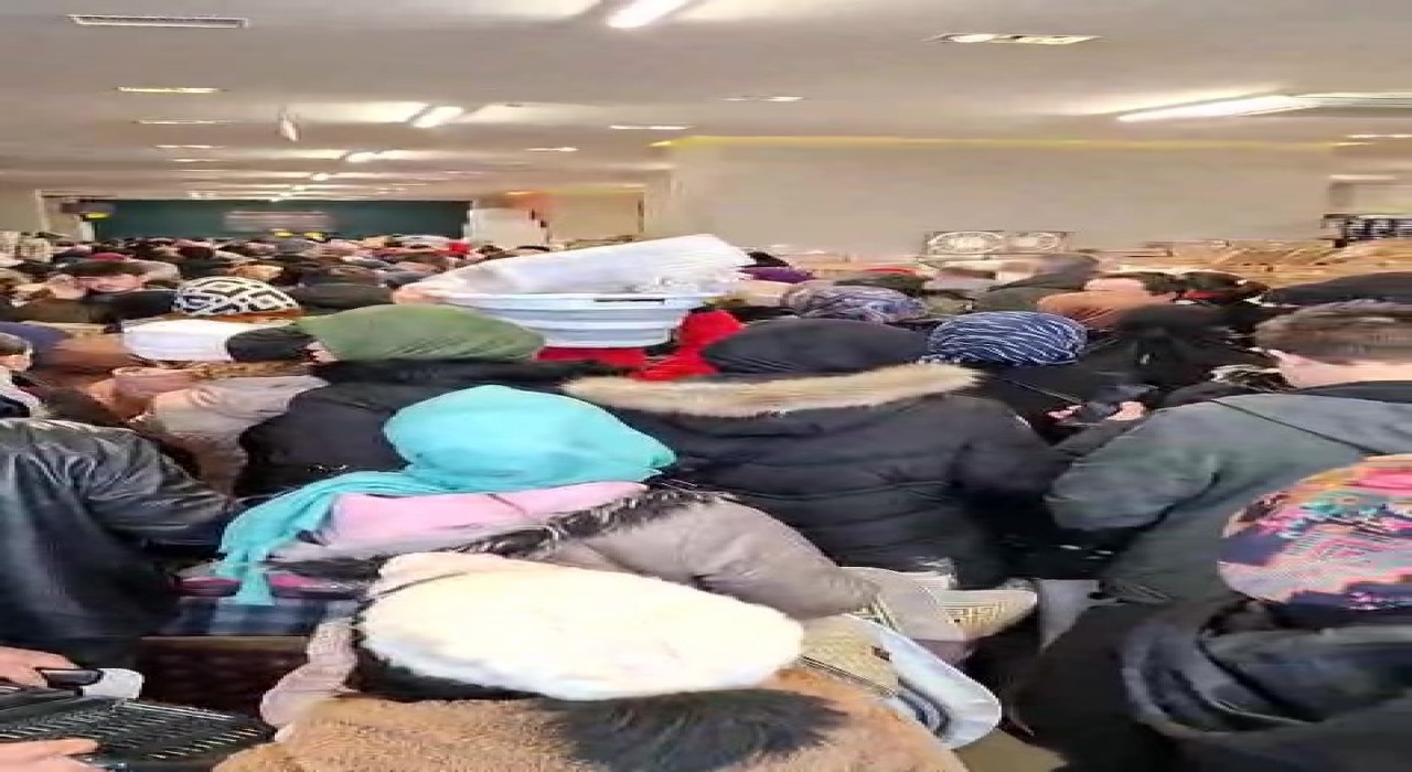 Kocaeli’de Mağaza Açılışında İzdiham Çıktı