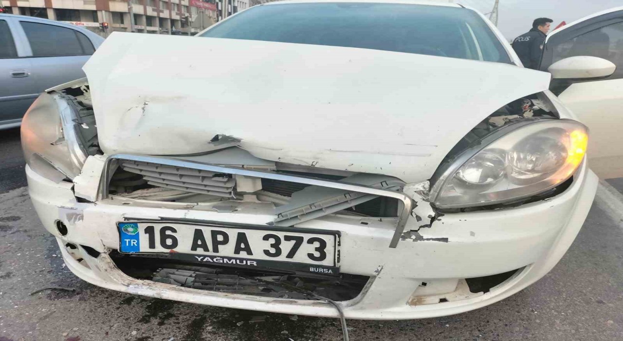 Kocaelinde otomobil önündeki araca çarptı: 1 çocuk yaralı