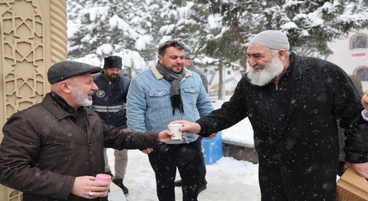 Başkan Çolakbayrakdar’dan vatandaşa salep ikramı