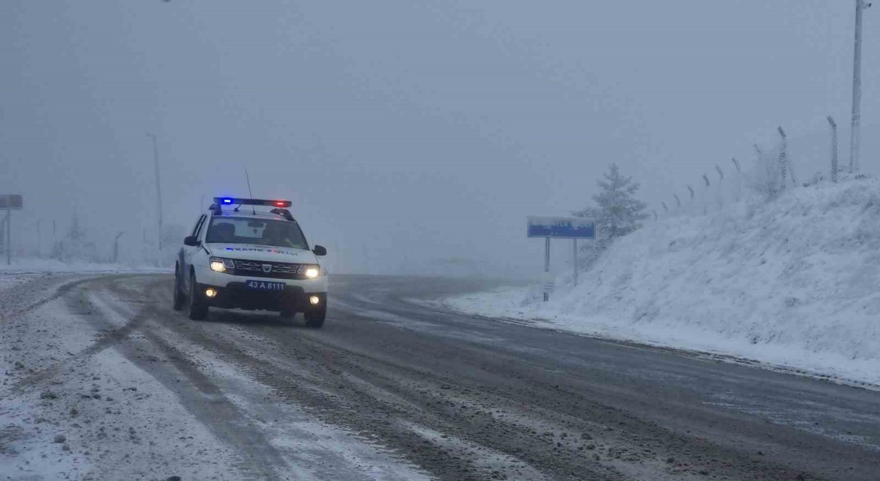Kocayayla Geçidinde kar ve tipi ulaşımı olumsuz etkiledi