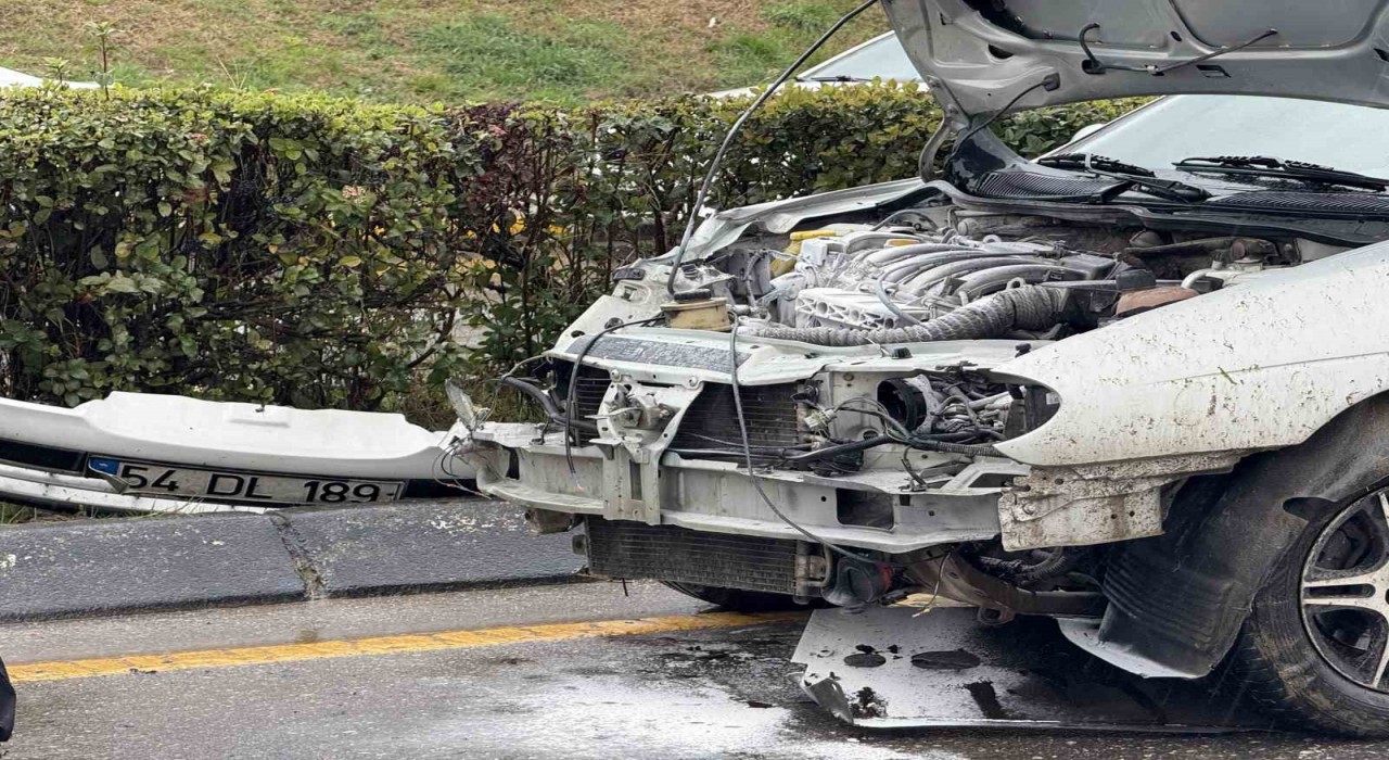 Kontrolden çıkan otomobil refüje çarptı, motor kısmı yandı