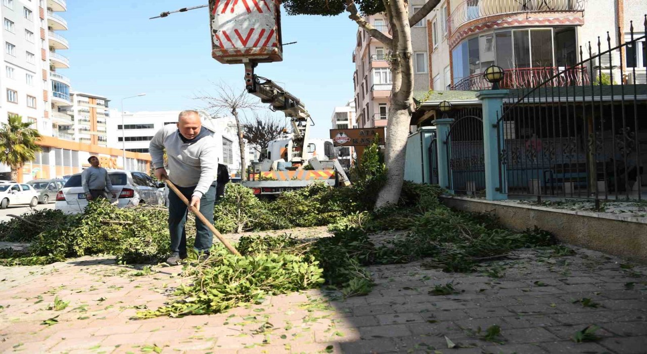 Konyaaltı Belediyesinden cami bahçelerinde Ramazan temizliği