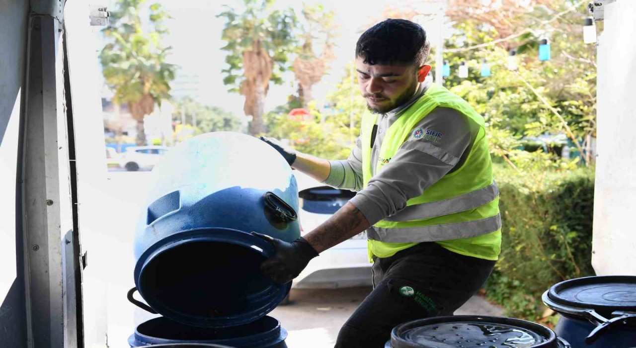 Konyaaltında atık yağlar geri dönüşüm için toplanıyor