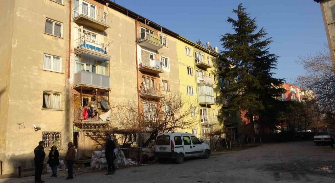 Konyada 5 katlı apartman çökme riskine karşı boşaltıldı