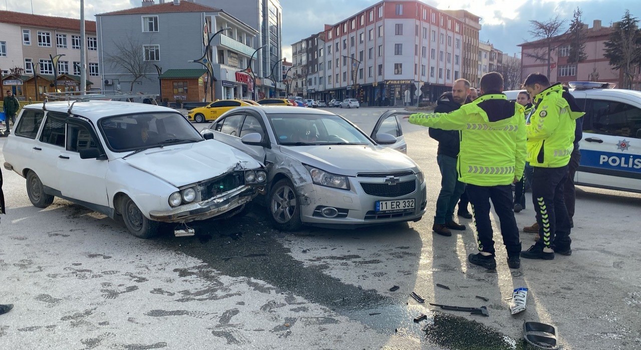 Konyada iki otomobil çarpıştı: 2 yaralı