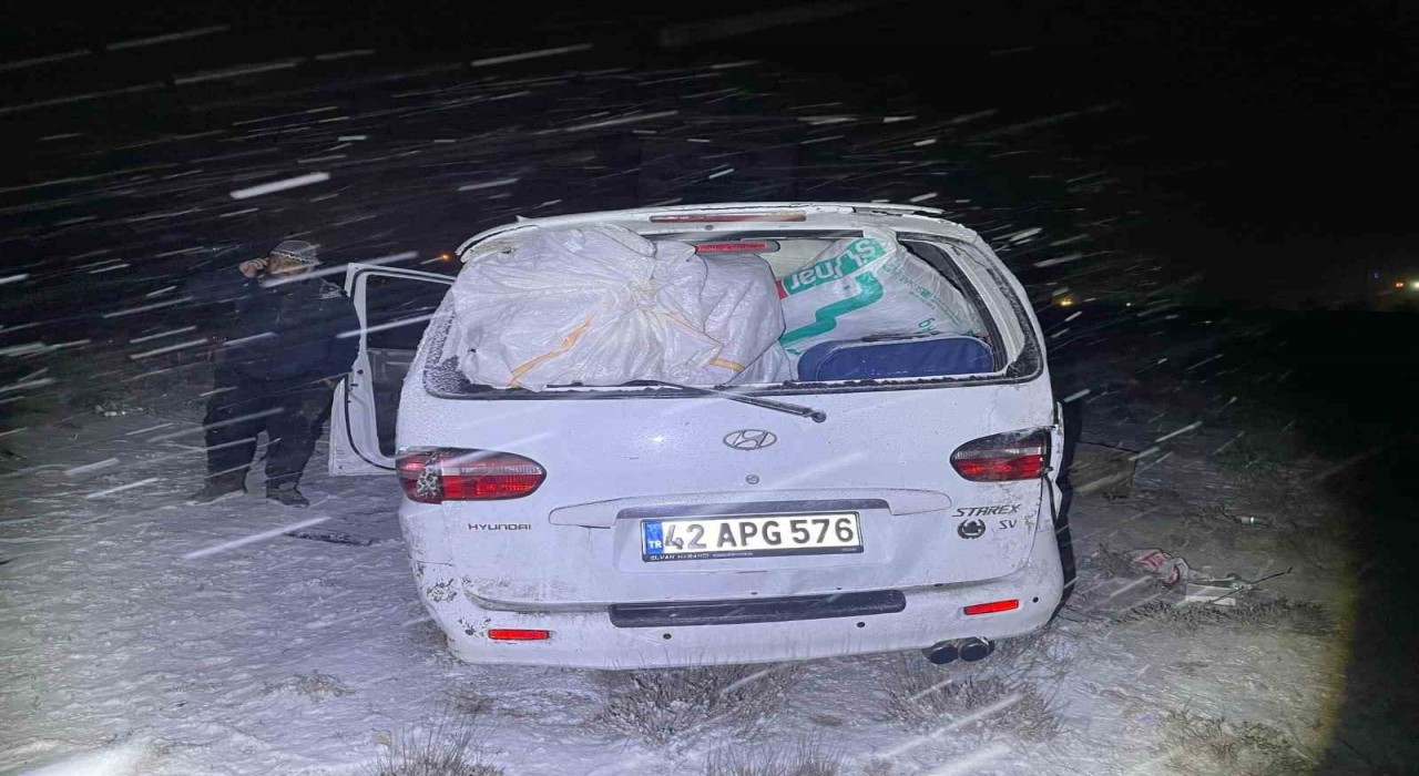 Konyada kar ve buzlama kazaya neden oldu: 4 yaralı
