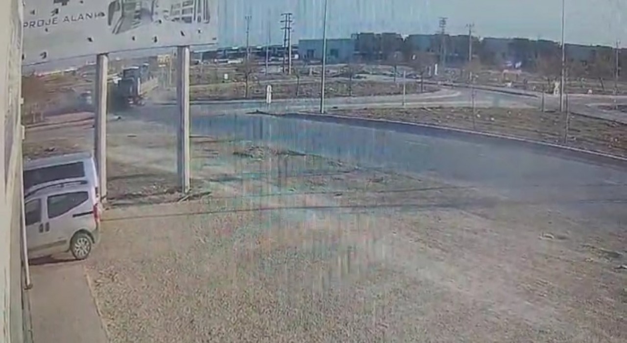 Konyada polis memurunun şehit olduğu kaza güvenlik kamerasına yansıdı