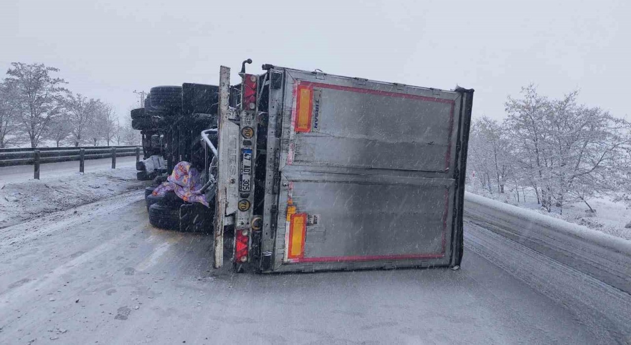Konyada saman balyası yüklü tır devrildi: 2 yaralı