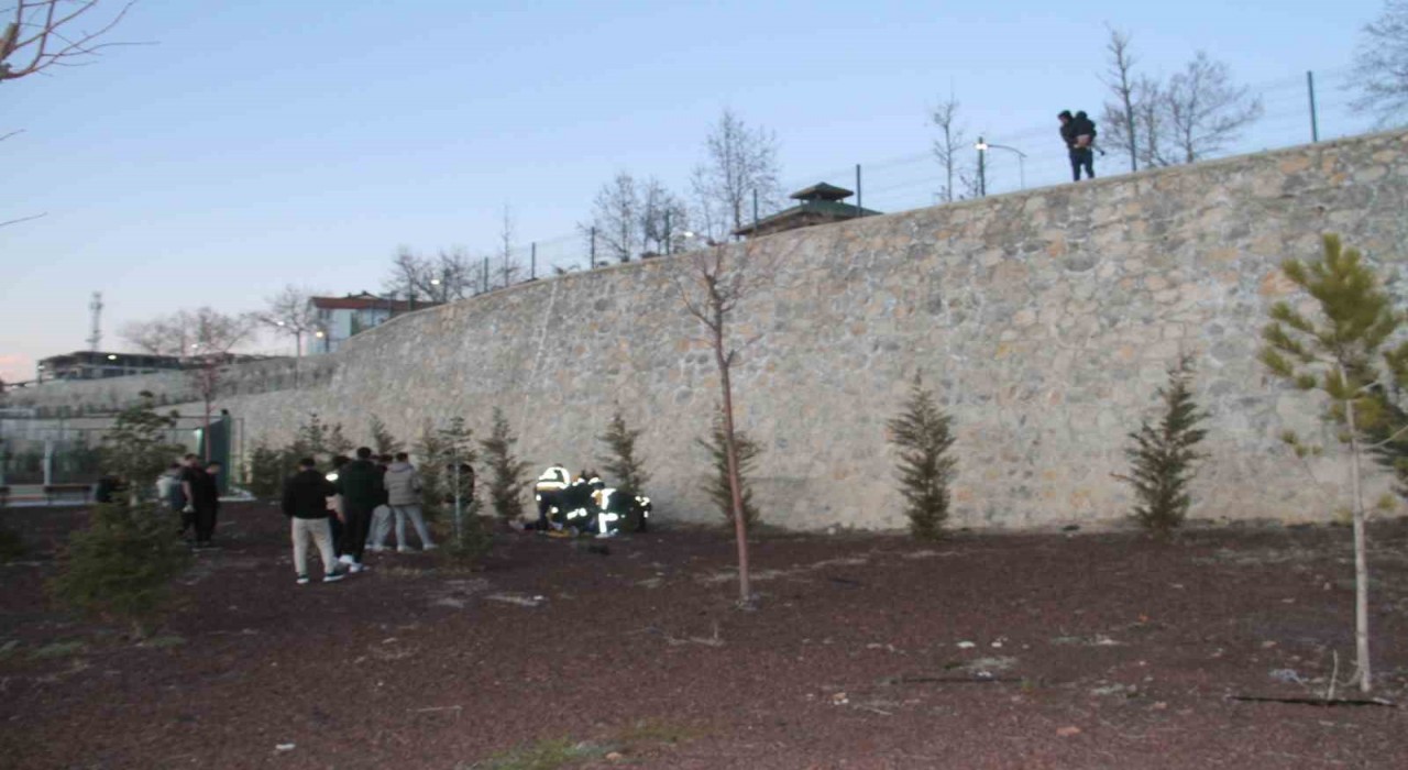 Konyada seyir tepesinde fotoğraf çekmek isterken düşen 2 kişi yaralandı