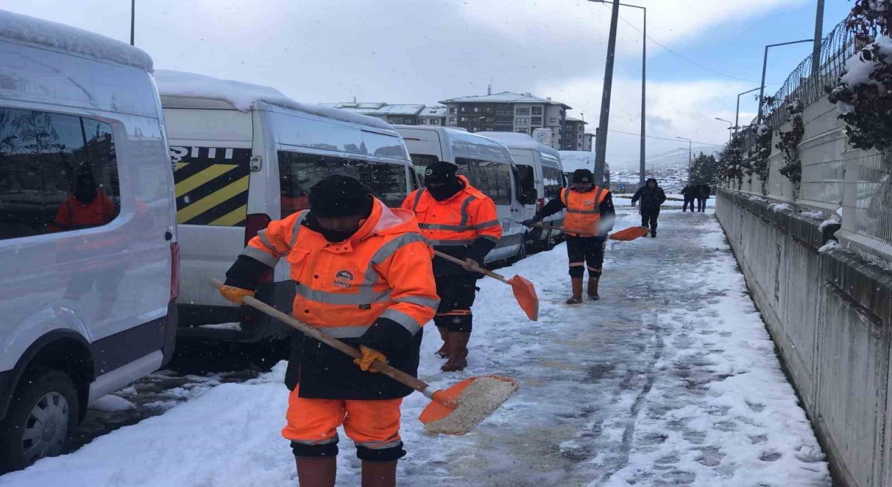 Körfezde yollara 2 bin 750 ton tuz döküldü