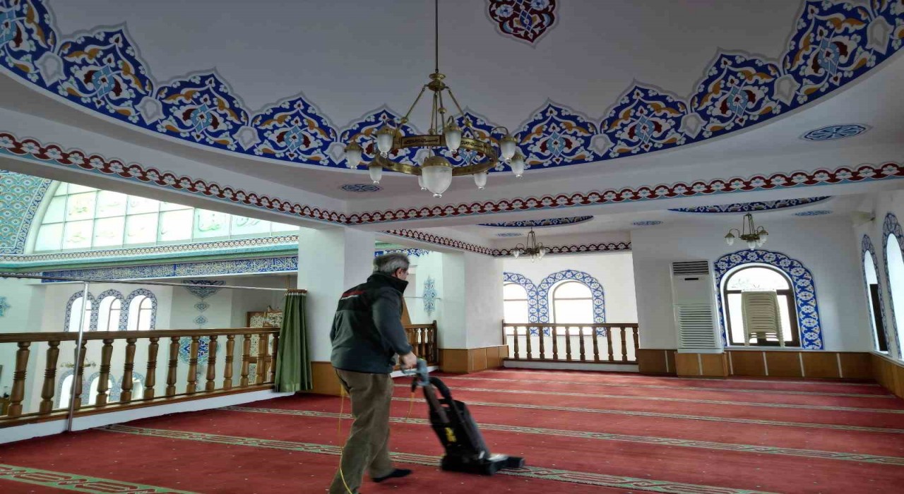Körfezin camilerinde Ramazan temizliği