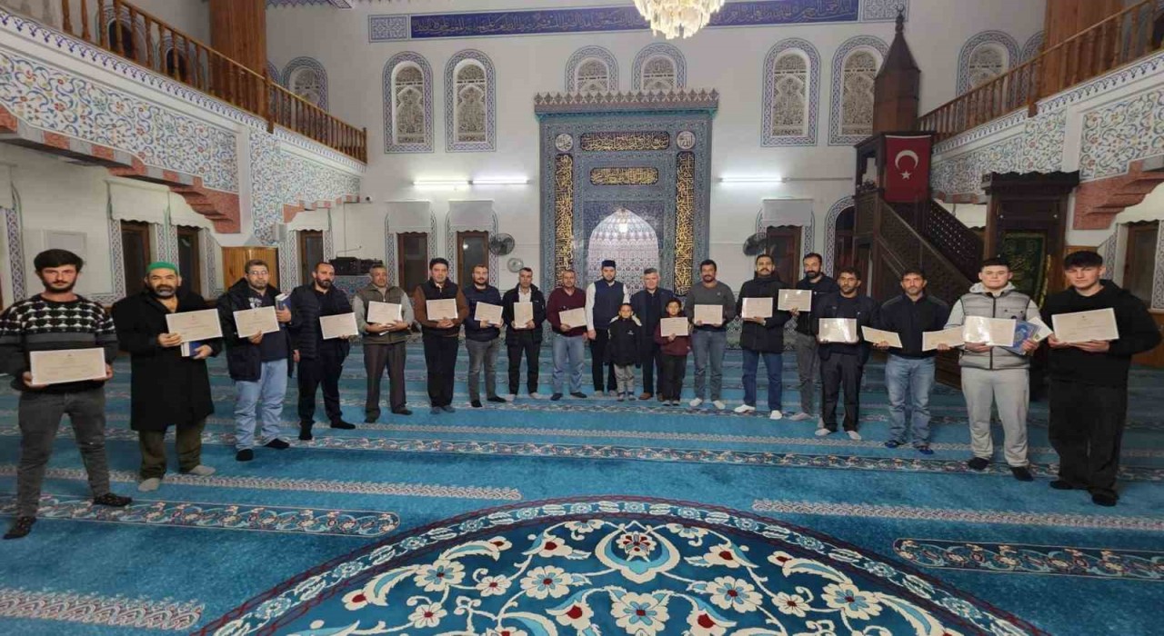 Köyceğizde Kuran öğrenen kursiyerler belgelerini aldı