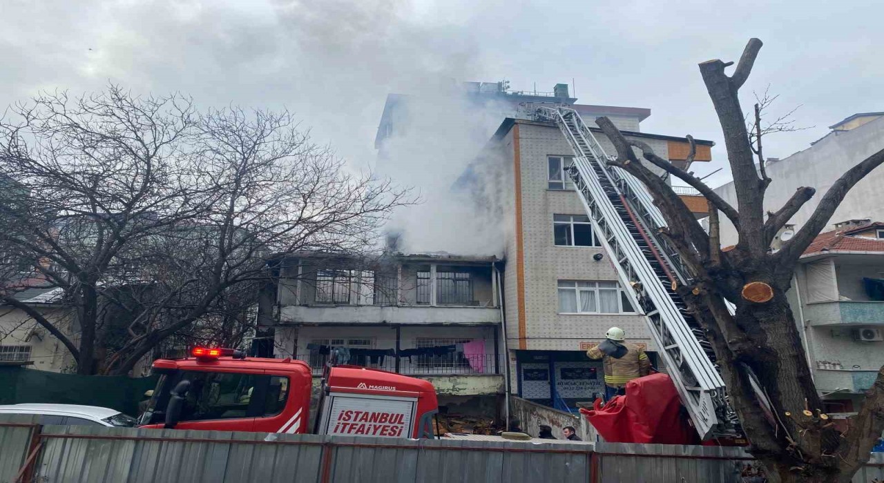 Küçükçekmecede korkutan yangın: 2 katlı gecekonduda çıktı, alevler yan binaya sıçradı