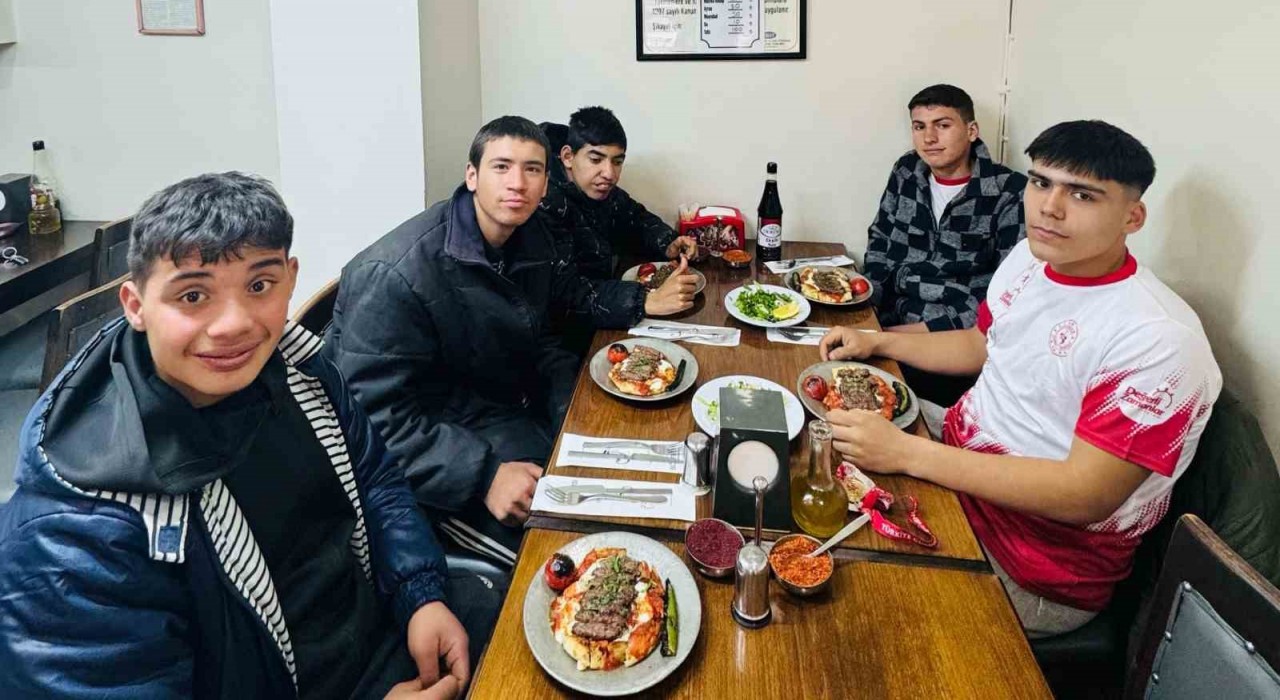 Kulalı özel öğrenciler futsal yarı finallerinde Manisayı temsil edecek