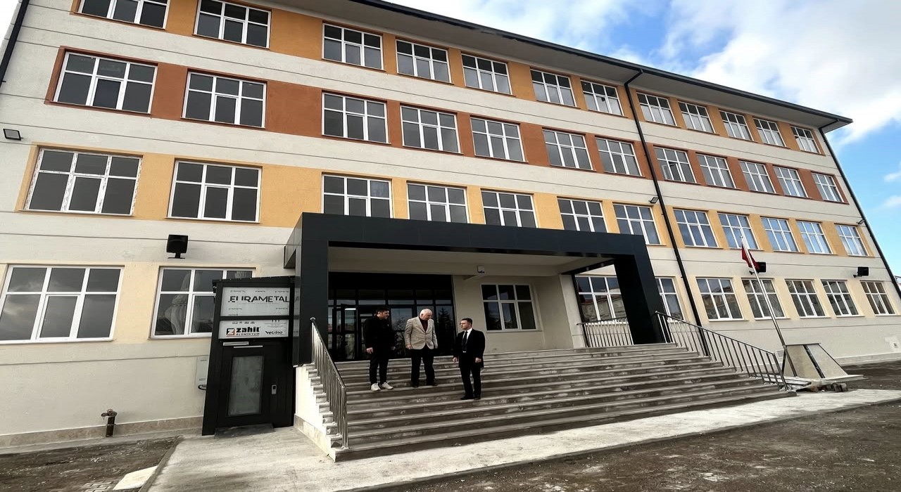 Kuluda binasını yeniden yapılan okulda ders zamanı