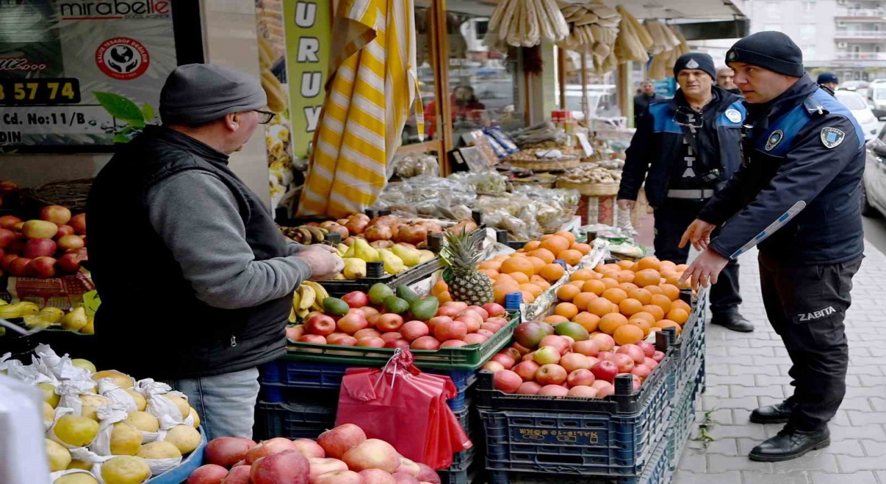 Kuşadası Belediyesi zabıta ekipleri kaldırım işgaline geçit vermiyor