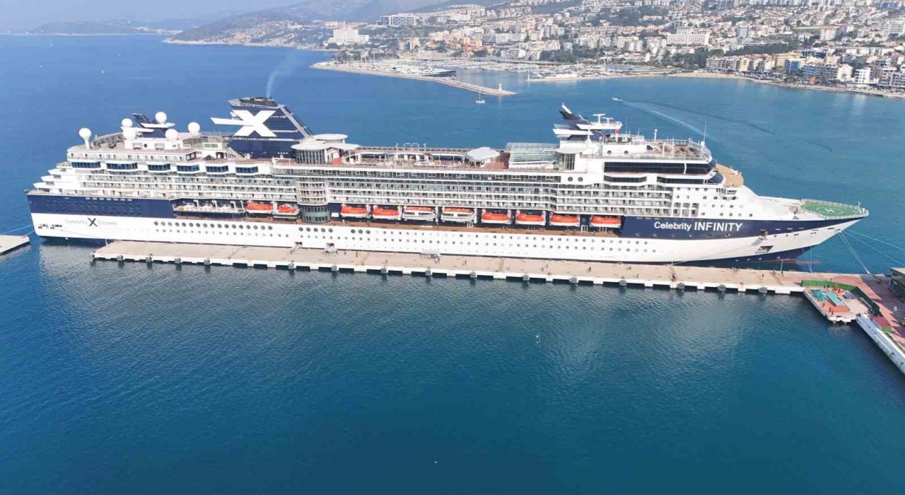Kuşadasına Şubat ayının ilk kruvaziyer gemisi 2 bin 161 turist getirdi