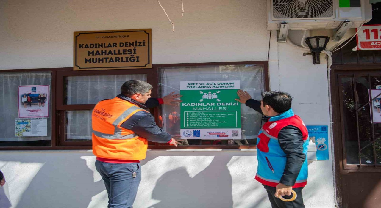 Kuşadasında afet toplanma alanlarıyla ilgili afişli bilgilendirme