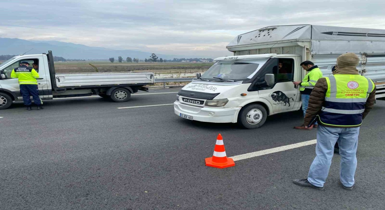 Kuşadasında canlı hayvan taşıyan araçlar denetlendi