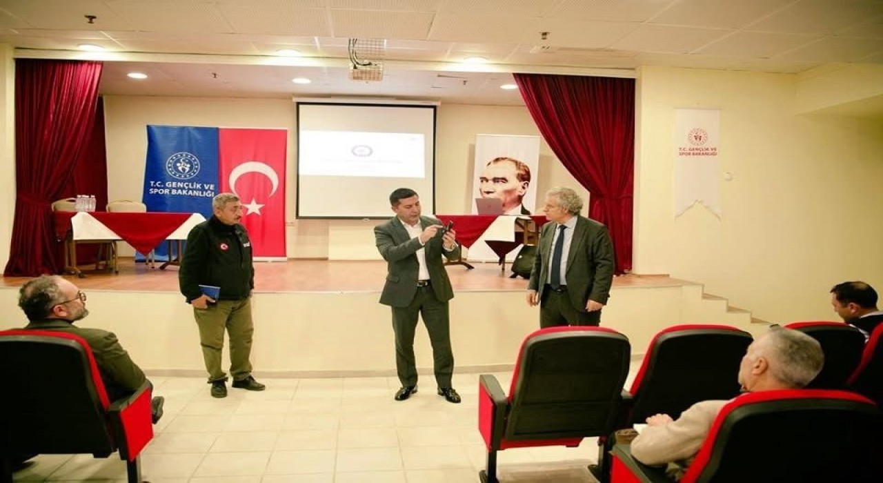 Kuşadasında deprem toplantısı gerçekleştirildi