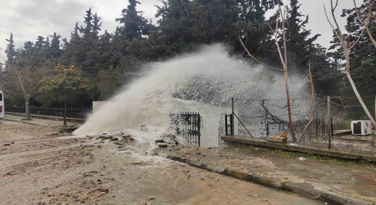 Kuşadasında isale hattı patladı, mezarlığı su bastı