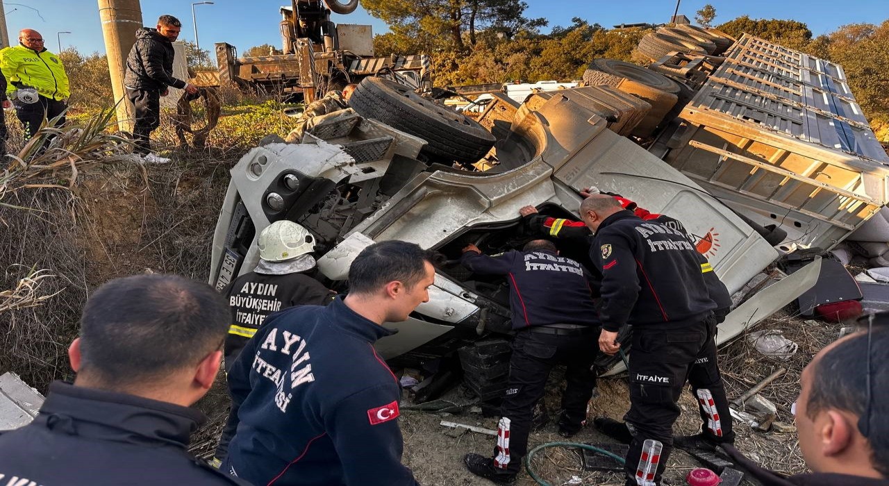 Kuşadasında virajı alamayan tır tarlaya uçtu: 1 ölü, 3 yaralı