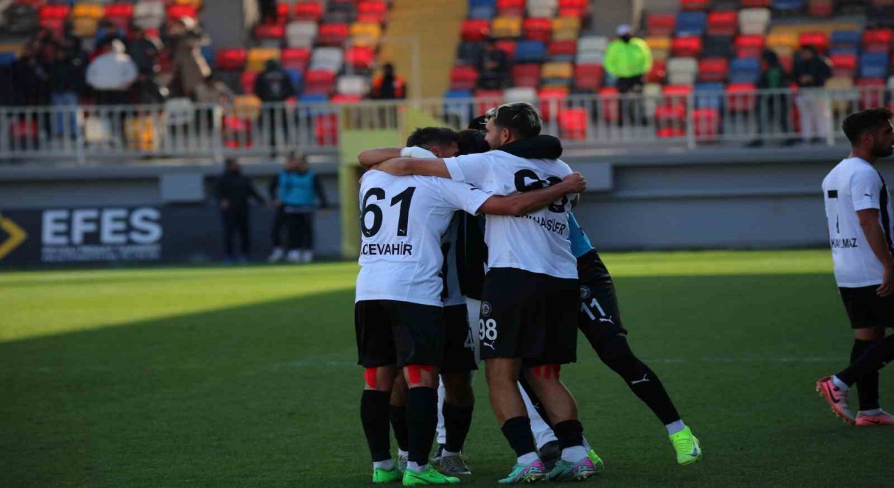 Kuşadasıspor, Bornova 1877yi 4 golle geçti
