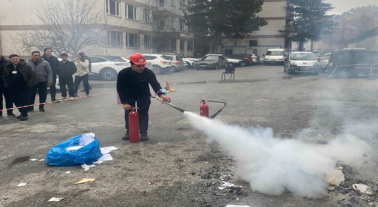 Kütahya Evliya Çelebi Hastanesinde yangına müdahale eğitimleri