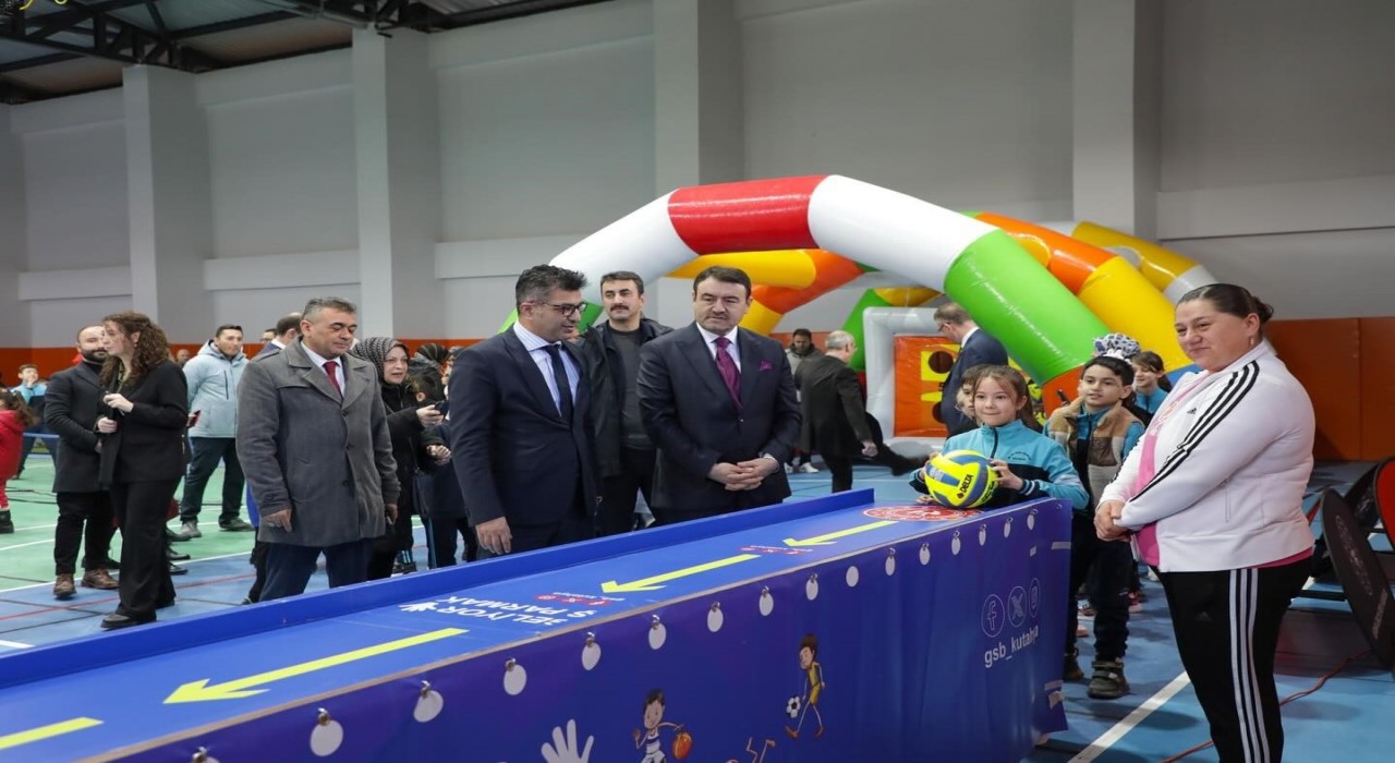 Kütahyada Halil Akkaş Spor Kompleksi açıldı